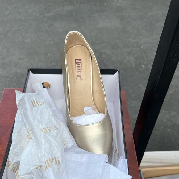 Gold High Heels NIB, size 7 - Picture 2 of 2